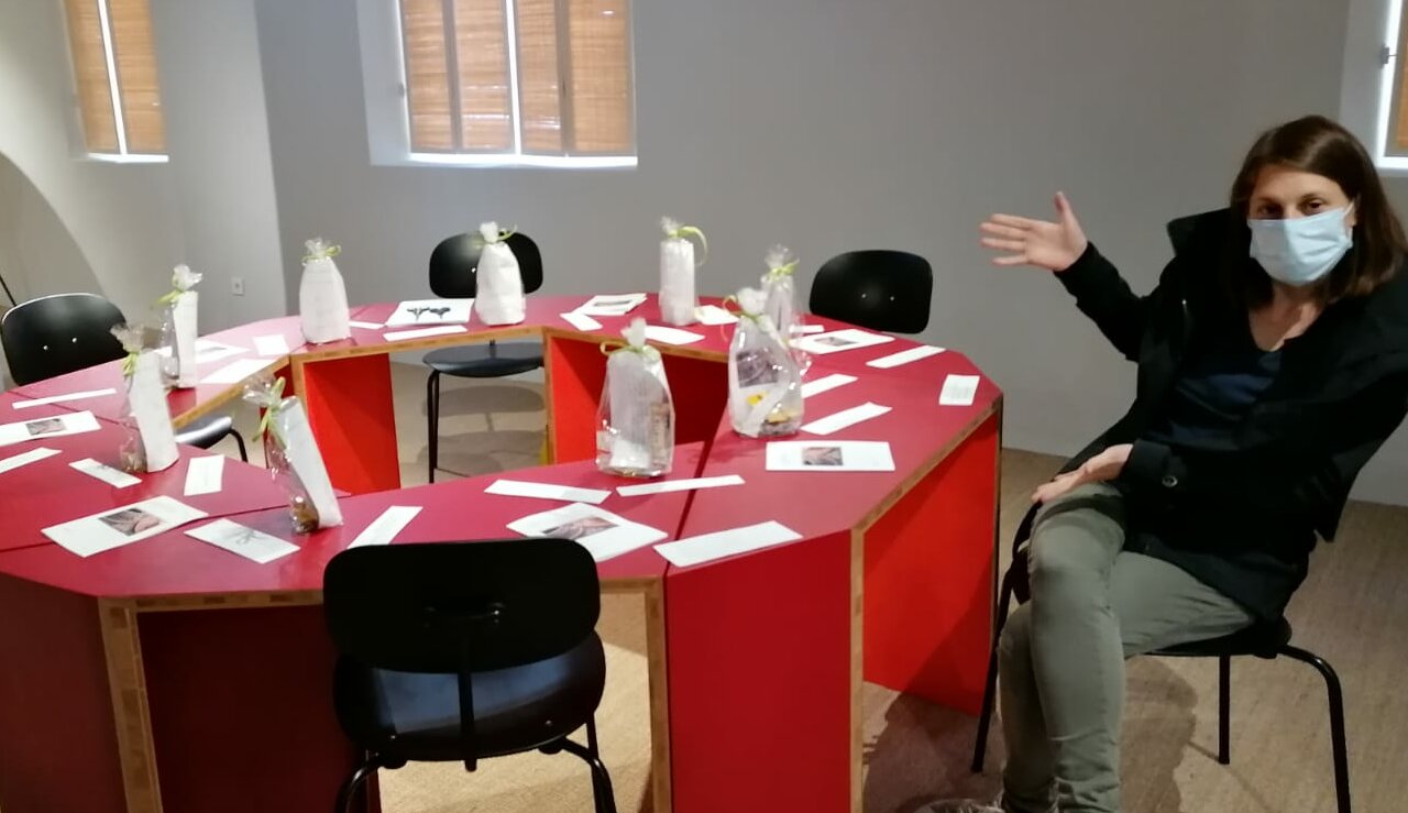 Im Mitsprechzimmer im Volkskundemuseum: Bei den bewegbaren roten Tischelementen wartet eine Kollegin auf Ihren Besuch und lädt zum Austausch ein