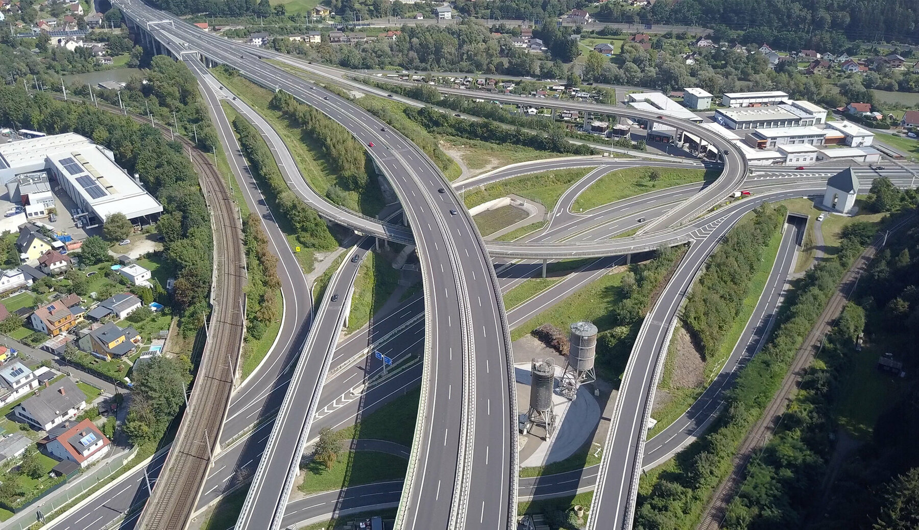 Großes Autobahnkreuz in Bruck an der Mur von oben fotografiert