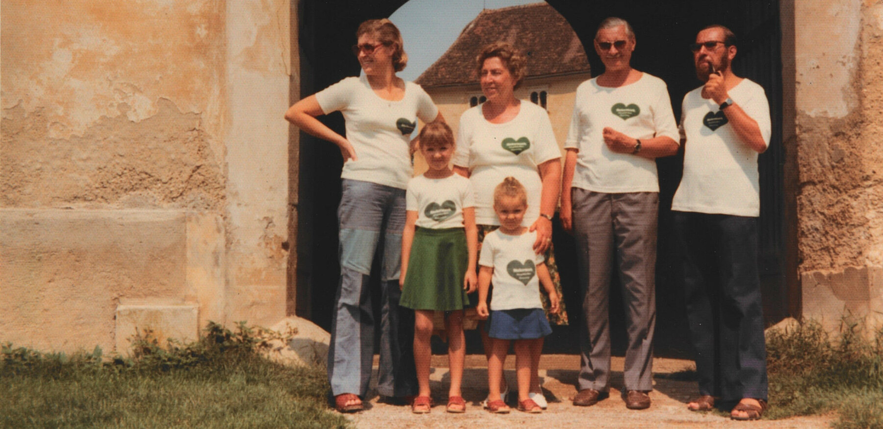 Familie mit T-Shirt mit dem Steiermark-Herz