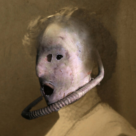Gemälde von Arnold Reinisch, Gesicht mit Schlauch im Mund