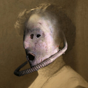 Bildnis eines menschlichen Kopfes mit Schlauch im Mund
