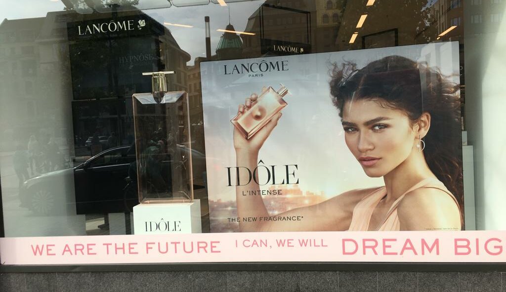 Werbeplakat für Parfum mit der Aufschrift "We are the future"