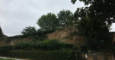 Begrenzung: mittelalterliche Ringmauer in Hartberg