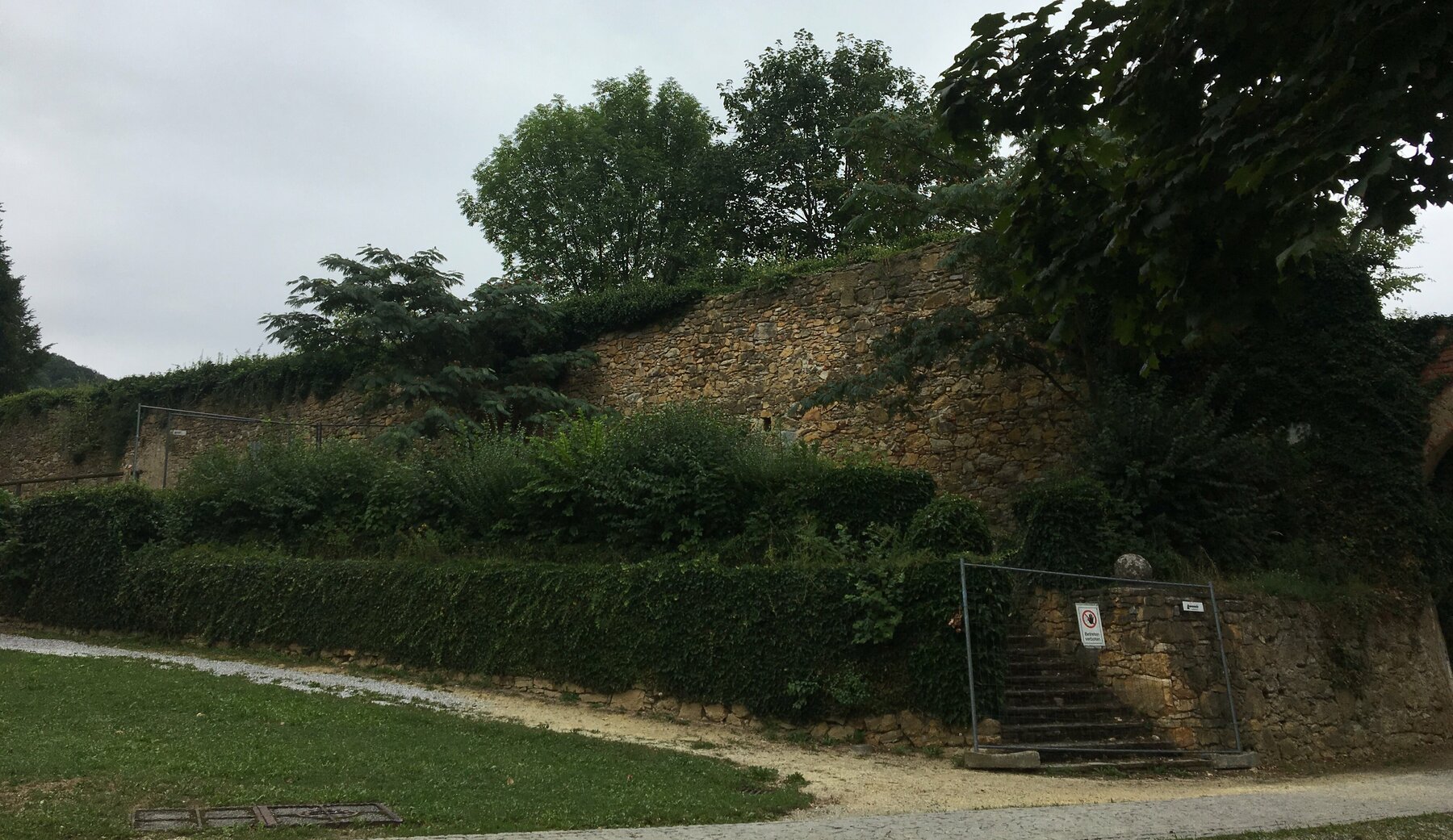 Begrenzung: mittelalterliche Ringmauer in Hartberg