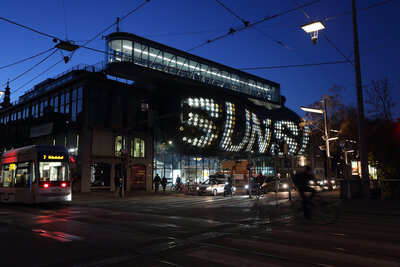 Onur Sönmez, "Sunscriber", BIX-Fassade, Kunsthaus Graz, 2021