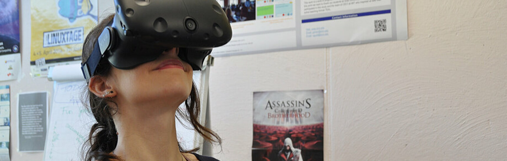 Johanna Pirker testet das virtuelle Physiklabor MAROON mithilfe einer VR Brille