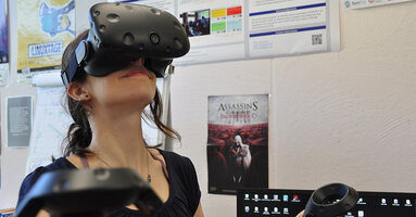 Johanna Pirker testet das virtuelle Labor mithilfe einer VR Brille