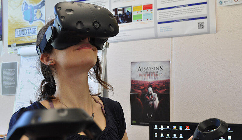 Johanna Pirker testet das virtuelle Physiklabor MAROON mithilfe einer VR Brille