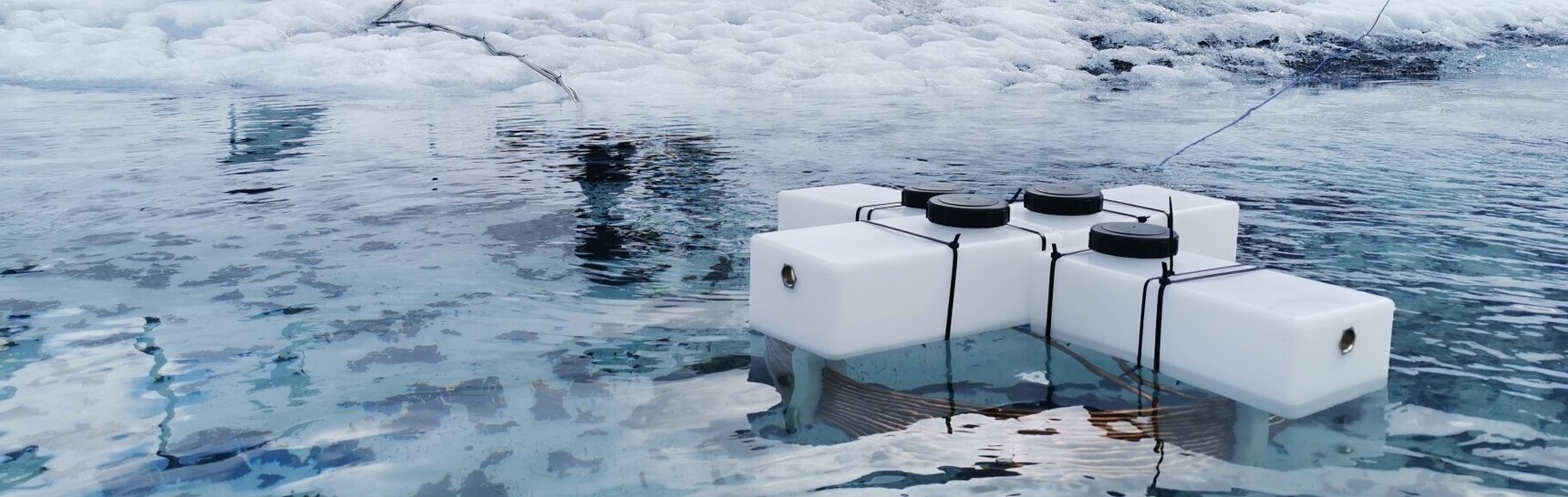 Der Künstler Markus Jeschaunig und Team testen seine Maschine im Gletschersee am Dachstein