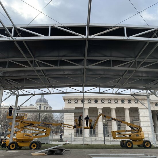 Aufbau mobiler Pavillon am Wiener Heldenplatz