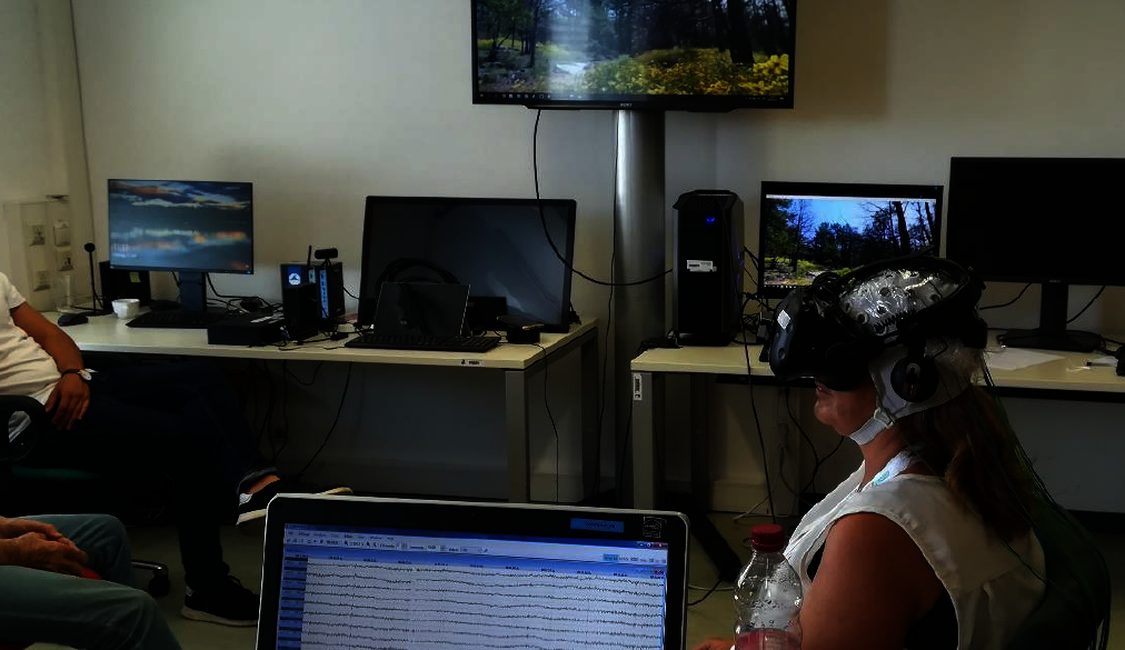 Eine Frau testet den Prototypen einer VR Brille