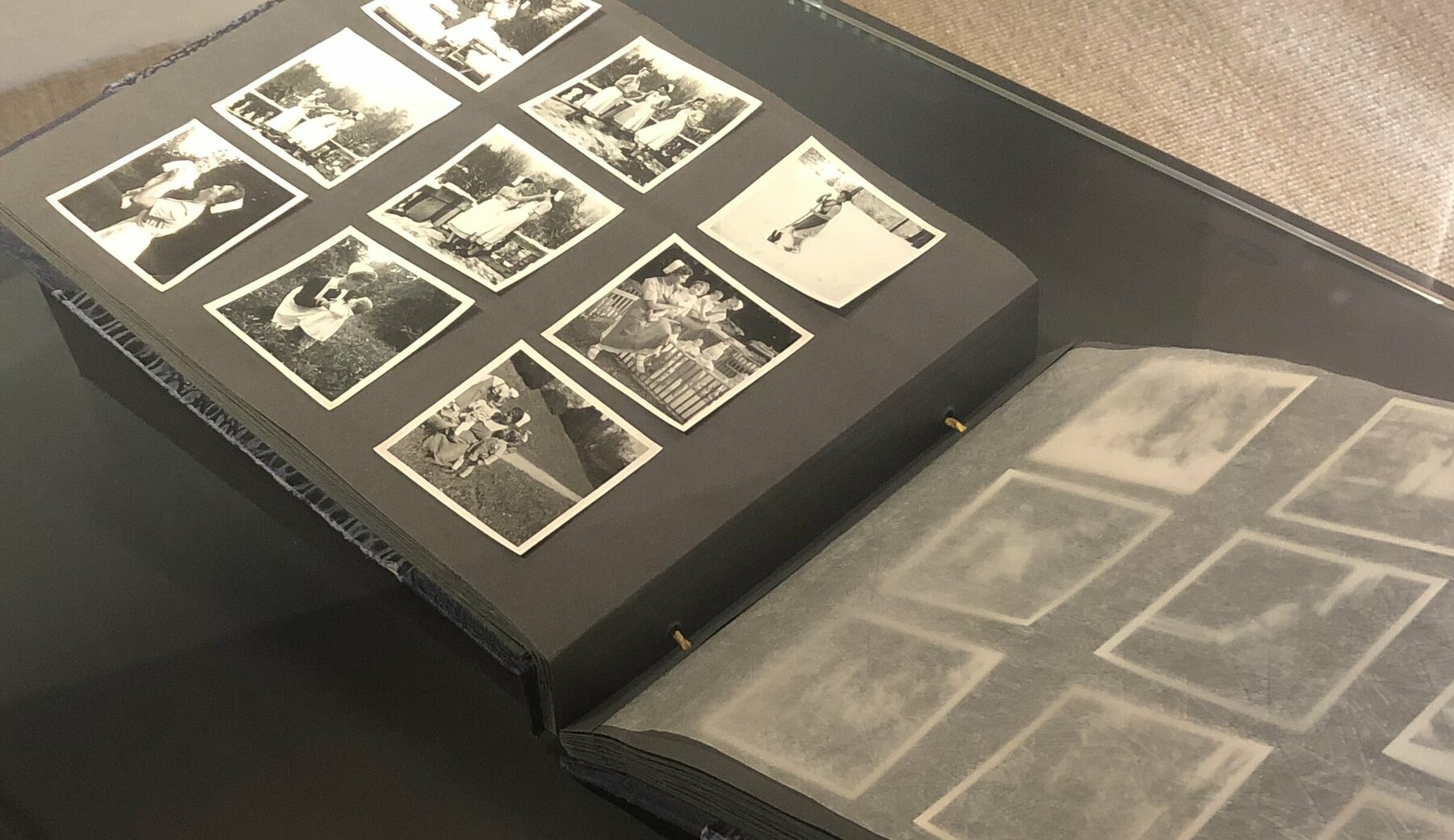 Aufgeschlagenes Fotoalbum von Gudrun Zimmermann mit schwarz-weiß Fotos aus den 1950er-Jahren
