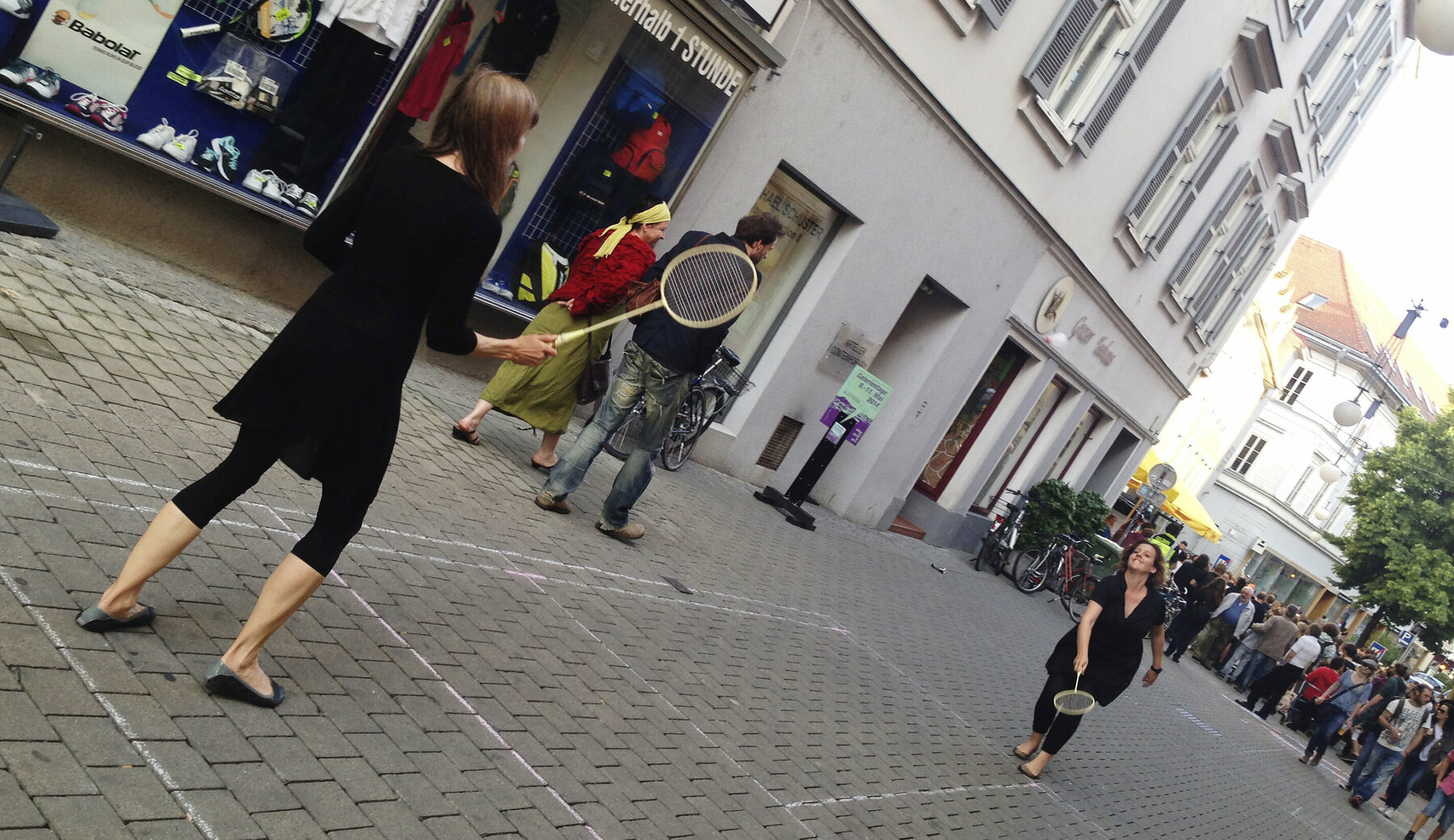 Zwei Frauen spielen Federball in der Fußgängerzone im Annenviertel