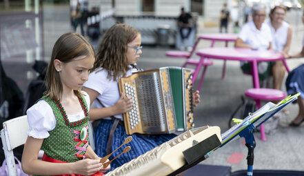 Steirische Harmonikaspieler*innen unter der Leitung von Christin Lisa Putz, Musikschule Hartberg, vor dem Kunsthaus Graz