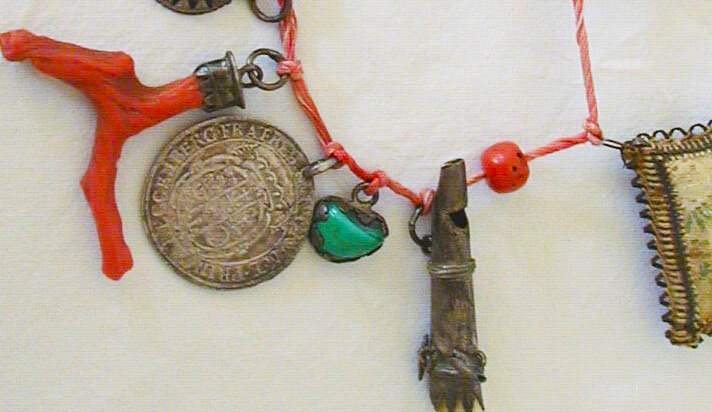 Armband, eine sogenannte Tschatschkette, mit mehreren Schutzanhängern, Volkskundemuseum, Eingangsdatum 1920