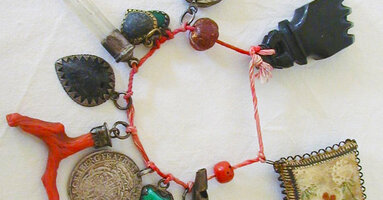 Armband, eine sogenannte Tschatschkette, mit mehreren bunten Schutzanhängern, Volkskundemuseum, Eingangsdatum 1920