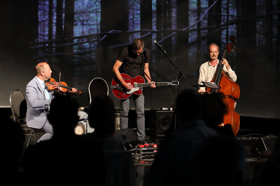 Matthias Forenbacher und Band bei der Präsentation des mobilen Pavillons der STEIERMARK SCHAU in Spielberg