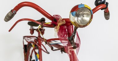 Fahrrad, vermutlich Marke Puch aus den 1930-er Jahren. In den Farben Rot, Blau, Weiß und Gelb umlackiert in den 1980-er Jahren.