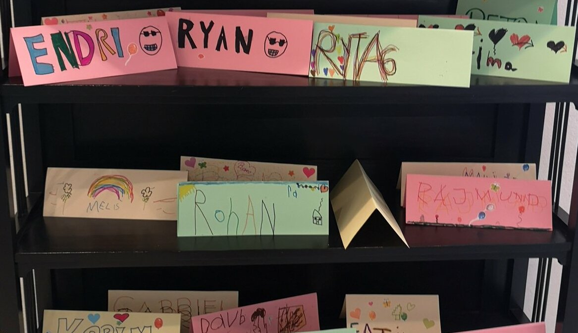 Stellage mit Namenskärtchen von Kindern, erstellt im Zuge einer Veranstaltung zu Kinderrechten im Volkskundemuseum im Jahr 2019 zum Thema "Recht auf den eigenen Namen".