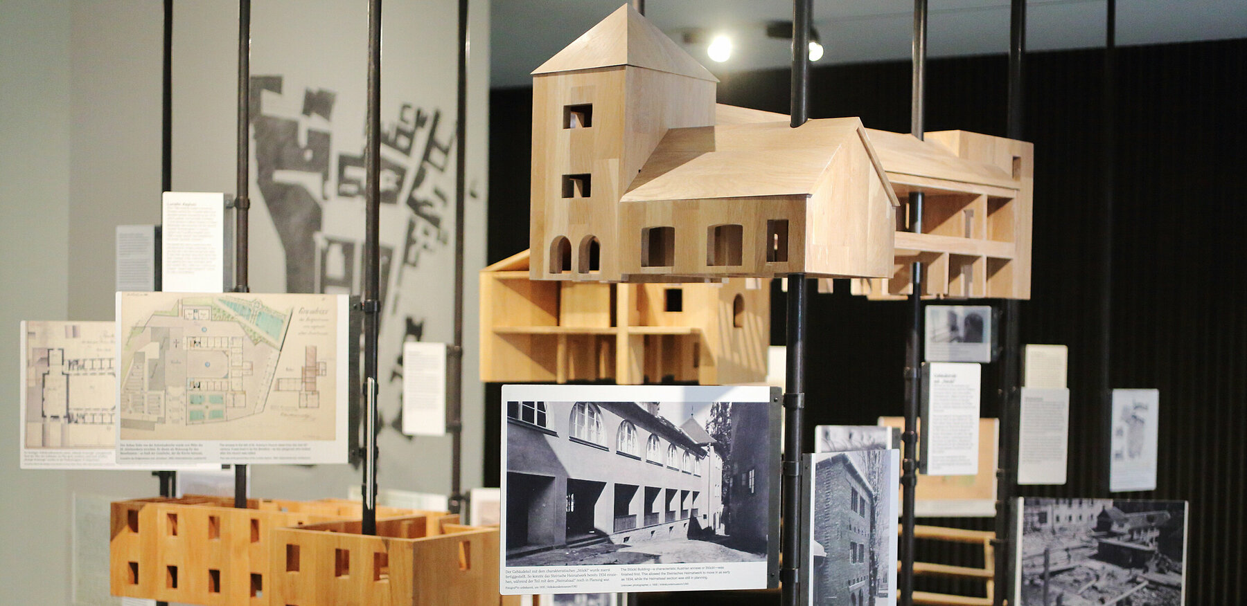 "wie es ist" im Volkskundemuseum, Ausstellungsansicht, Modelle von Gebäuden