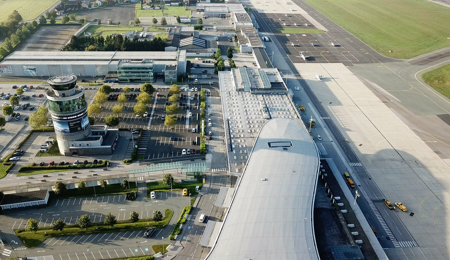 Ein Ausschnitt des Flughafen Graz von oben fotografiert