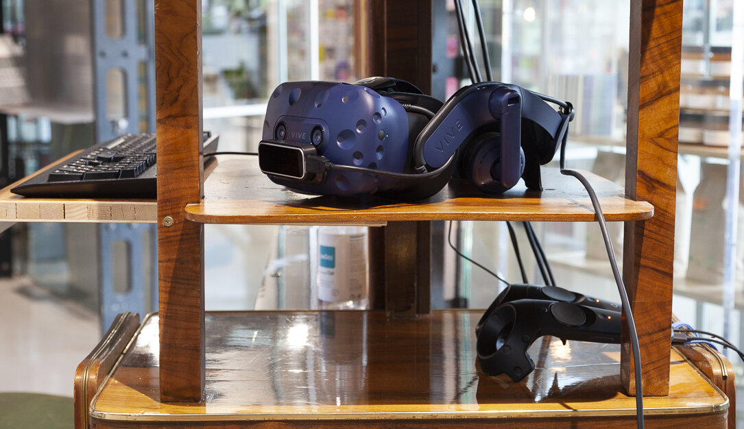 Ausstellungsansicht Kunsthaus Graz. Eine VR Brille liegt auf einem Holztisch