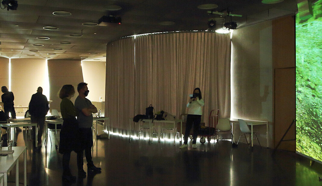 Mobiler Pavillon Technische Probe: Techniker, Kuratorin, Künstler*innen betrachten die Leinwand mit der Filmprojektion
