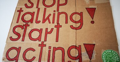 Fridays for Future-Transparent mit Aufschrift "stop talking start acting"