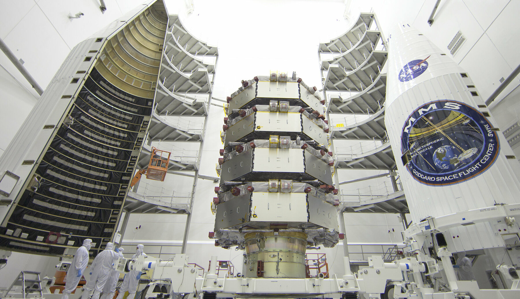 Vier Satelliten werden für den Start in die Schutzkapsel der Rakete eingebaut