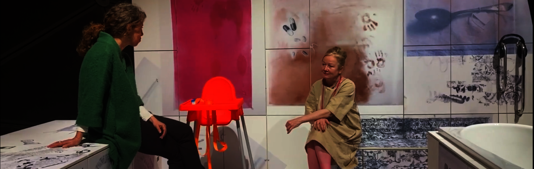 Die Kuratorin Katrin Bucher Trantow sitzt mit der Künstlerin Iris Andraschek auf deren Installation und stellt ihr Fragen
