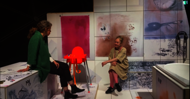 Die Kuratorin Katrin Bucher Trantow sitzt gemeinsam mit der Künstlerin Iris Andraschek auf der Installation About Care und führt ein Interview